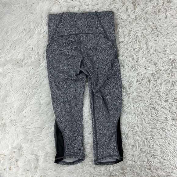 🔥$SALE$🔥 Lululemon Train Times Crop (17") Fractal Alpine White Black / Black - Picture 4 of 4